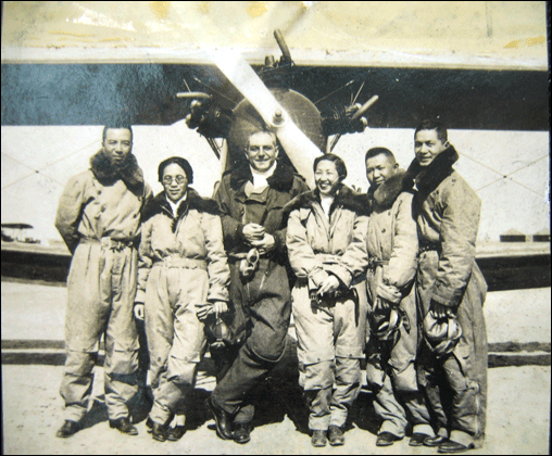 1935년 중국 선전비행을 준비하던 무렵의 권기옥(왼쪽에서 두번째). 가운데 이탈리아인 교관과 중국 최초의 여자 비행사 이월화와 함께.